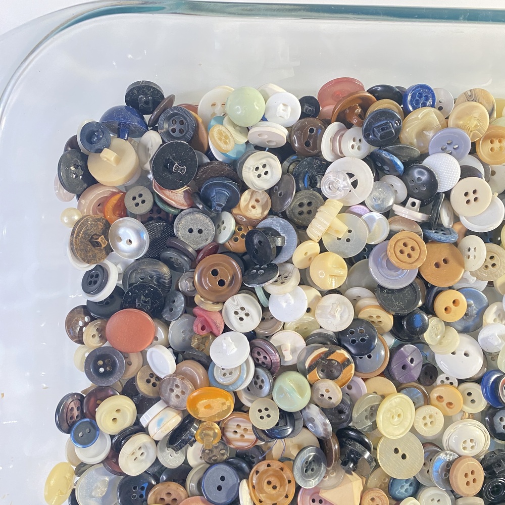 Vintage Assorted Vintage Buttons in Various Colors - Picture 2 of 16